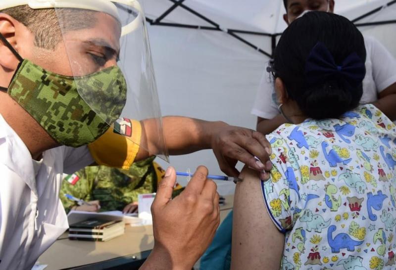 Informa IMSS caso de reacción alérgica grave por vacuna antiCOVID