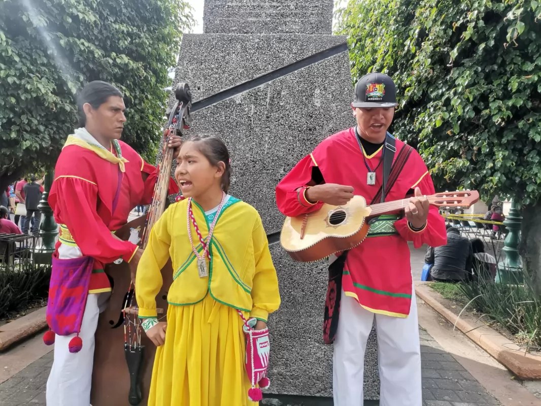 Llevan \"Estrella y los Únicos de la Sierra\" la alegría a las calles de Tepic