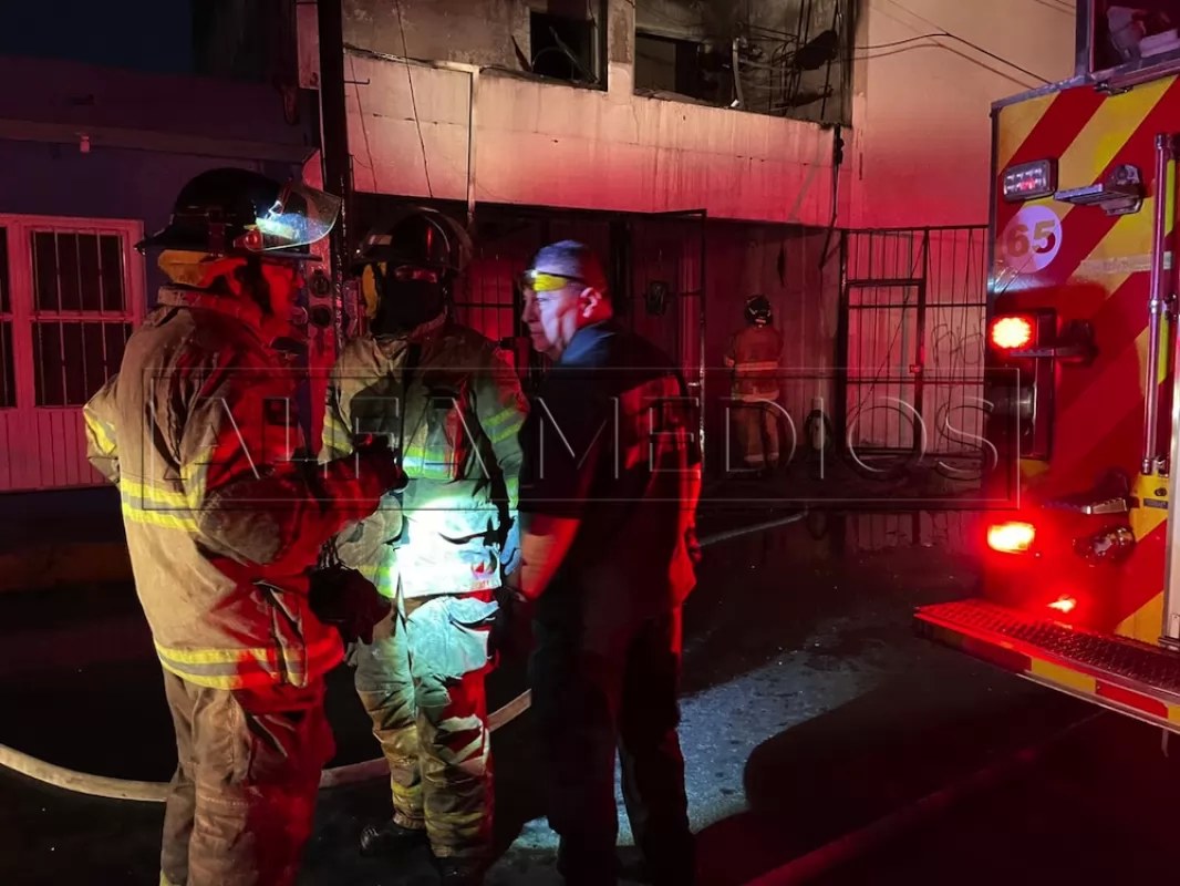 Voraz incendio reduce a cenizas todo en una vivienda