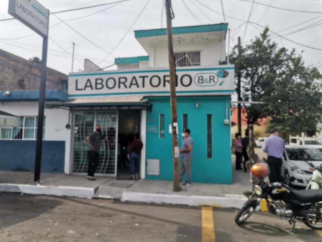 Atestan nayaritas laboratorios por pruebas COVID