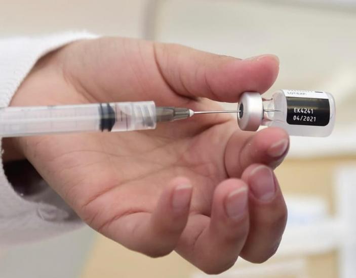 Seis personas siguen hospitalizadas por reacciones adversar a la vacuna de Pfizer-BioNTech