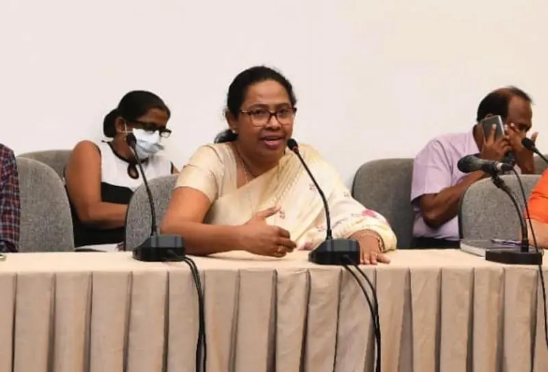 Ministra de Salud que promovía remedio casero contra COVID-19 da positivo