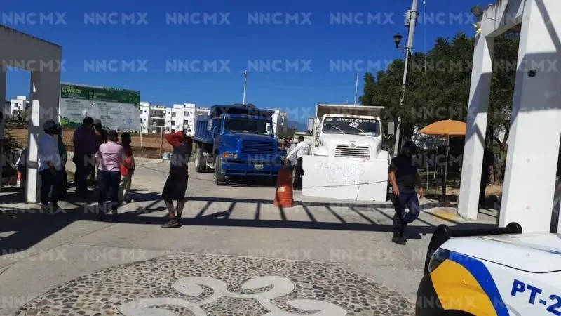 Puerto Vallarta. Se manifiestan en residencial Los Sauces por falta de pago