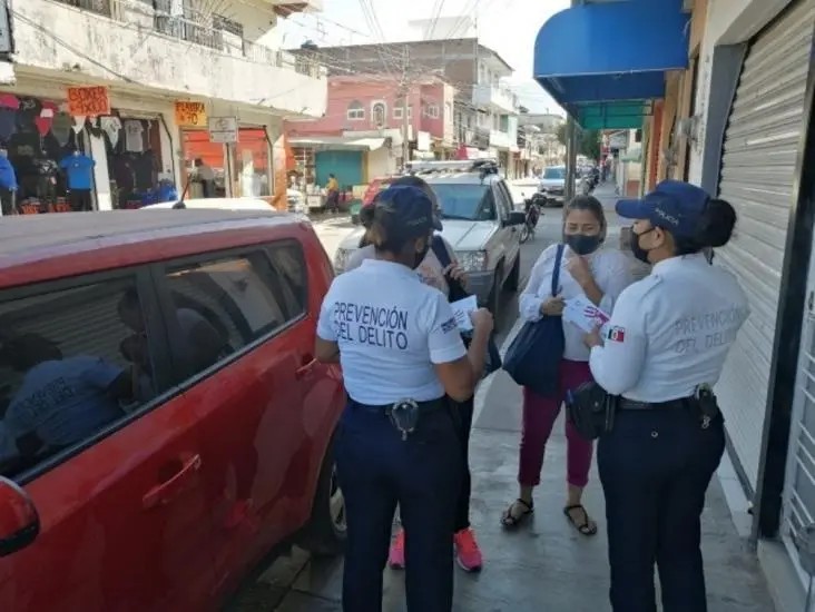 Entregan Policías Trípticos Informativos Preventivos
