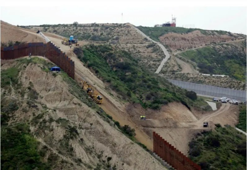 Celebra AMLO fin de la construcción del muro fronterizo