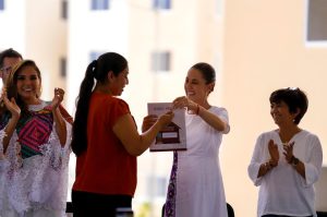 Sheinbaum entrega 225 viviendas en Playa del Carmen; avanza 90% en meta anual