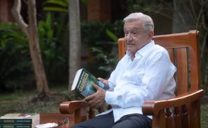 amlo reaparece tras retiro y presenta libro grandeza