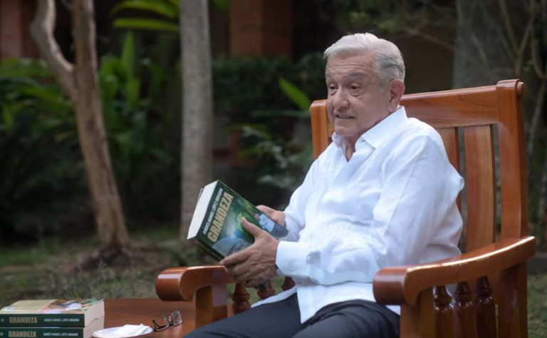 amlo reaparece tras retiro y presenta libro grandeza
