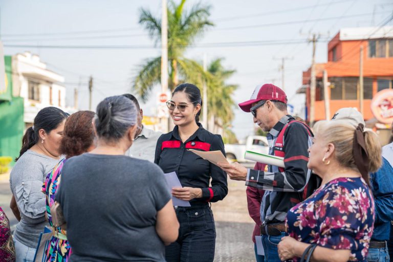 Geraldine supervisa rehabilitación de Calzada del Ejército acompañada de vecinas y vecinos