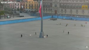Zócalo "blindado" recibe marcha masiva del 25N en CDMX